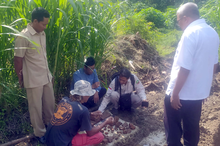 CEK: Jajaran Bidang Kebudayaan Dinporabudpar meninjau lokasi penemuan situs Kerajaan Majapahit belum lama ini.