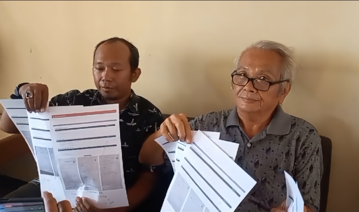 BUKTI: Ketua Tim Relawan Ganjar Mahfud di Kabupaten Blora Singgih Hartono (kanan) saat menunjukkan bukti ketidaksesuaian hasil di sirekap dan data plano hasil.