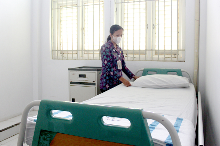 PERSIAPAN: Petugas RSUD Kartini Jepara saat merapikan salah satu kamar di layanan psikiatri Seruni.