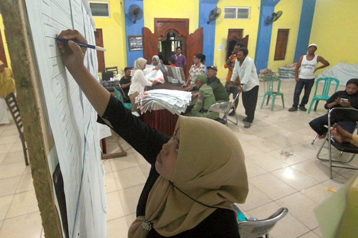 DIULANG: Petugas menghitung perolehan suara caleg usai pemungutan suara Pemilu 2024 pada 14 Februari lalu.