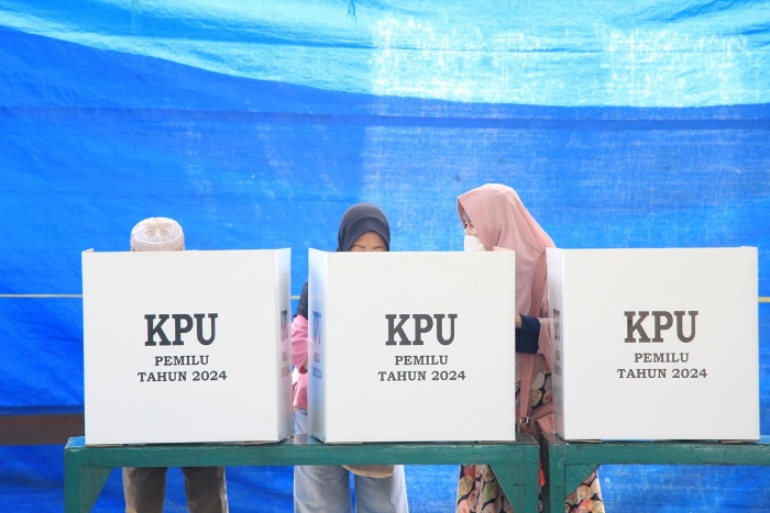 SALURKAN SUARA KEMBALI: Pemilih salurkan suara kembali di TPS 1 Pandean, Rembang.