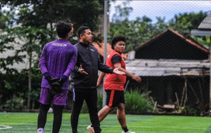 FOKUS: Iman Suherman, pelatih kiper Persijap mengisi waktu luangnya saat kompetisi selesai dengan menjadi pelatih kiper akademi di Bandung.