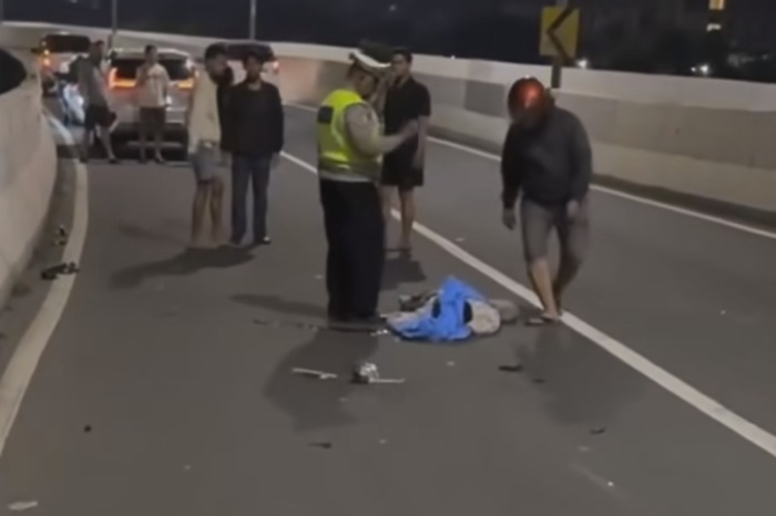 TKP: Kecelakaan Pemotor Tewas  Usai Menabrak Fortuner di JLNT Casablanca Jaksel, Minggu (18/2).