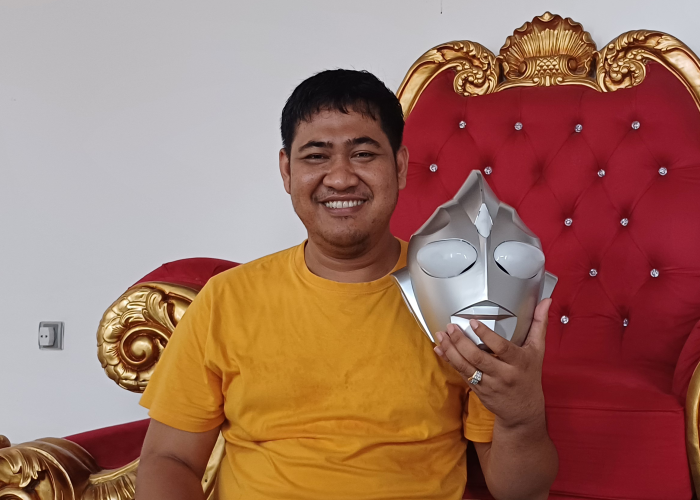 NIBROS HASSANI/RADAR KUDUS IKONIK: Jamaludin Malik, caleg Partai Golkar DPR RI Dapil 2 Jateng yang terkenal dengan caleg Ultraman saat ditemui di rumahnya.