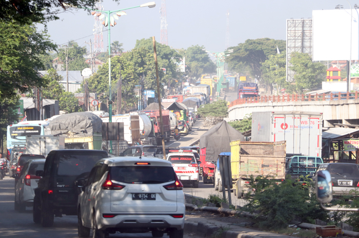 TETAP MACET: Antrean panjang kendaraan terjadi di jalur pantura Kudus-Demak setelah jalur itu dibuka sebelum Zuhur, Senin (19/2).