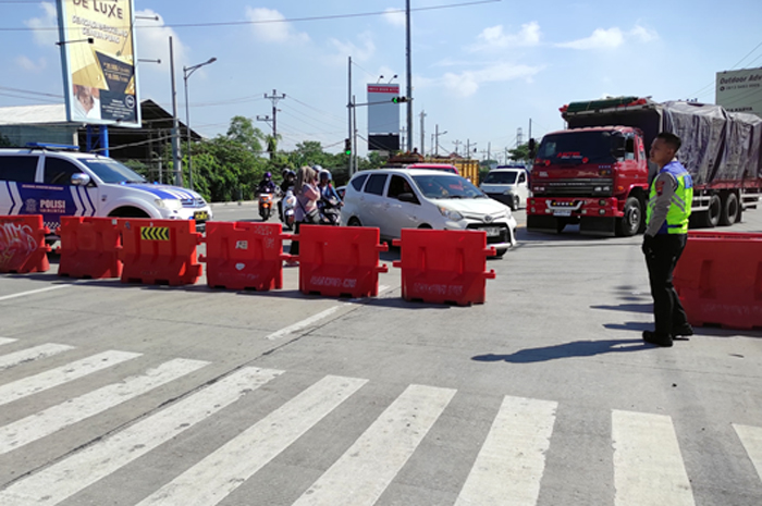 DITUTUP LAGI TIDAK BOLEH LEWAT: Area lampu lalu lintas di kawasan Terminal Tipe A (TTA) Jati Kudus ditutup lagi, Senin (19/2).