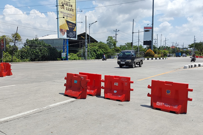 KONTRAS: Kondisi Jalan Pantura di perempatan Kecincing, Kudus, terpantau sepi lancer setelah Zuhur kemarin. Di jalur itu diberlakukan buka tutup jalan, Senin (19/2).