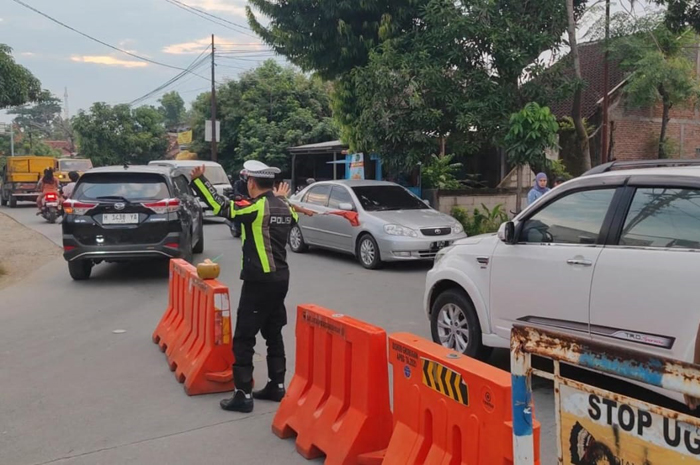 MENGATUR: Petugas Satlantas Polres Grobogan saat mengatur jalan di sekitar Kecamatan Gubug.