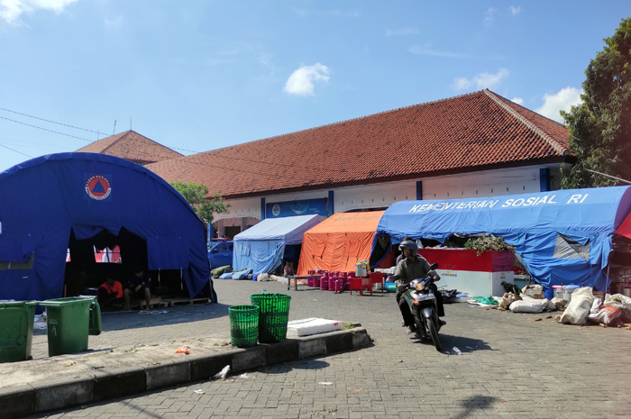 MASIH BERTAHAN: Posko pengungsian di Terminal Induk Kudus, Kecamatan Jati, masih menampung pengungsi warga Karanganyar, Demak.