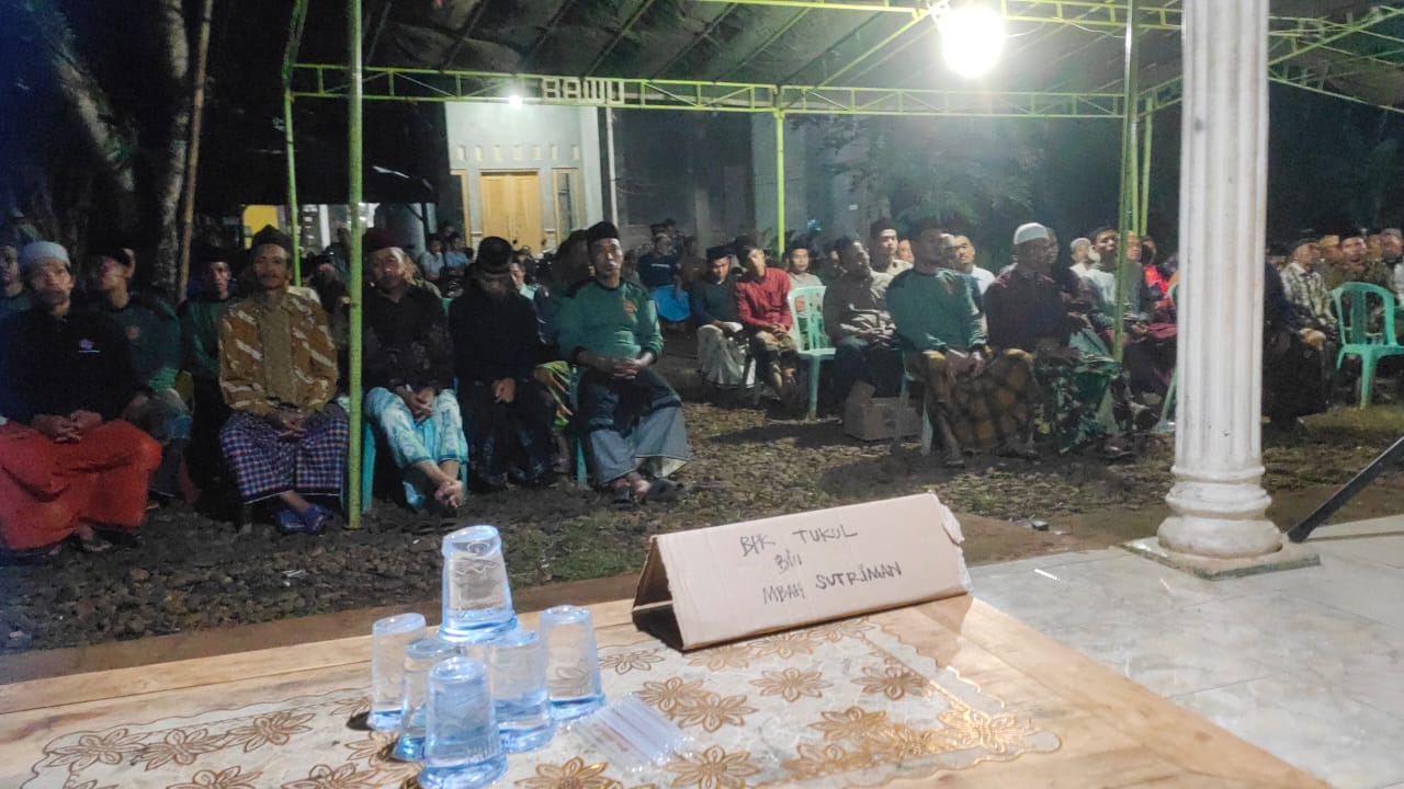 PEMAKAMAN: Suasana layat di kediaman almarhum Tukul, anggota Linmas TPS 002 Desa Bawu Kecamatan Batealit baru-baru ini.