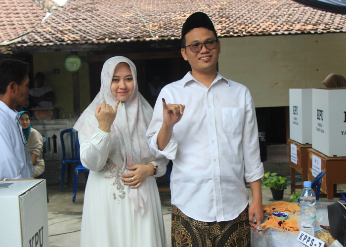KOMPAK: Gus Umam dan Ning Ema menyalurkan hak suara di TPS 4 Narukan, Kragan, pada Rabu (17/2) lalu.