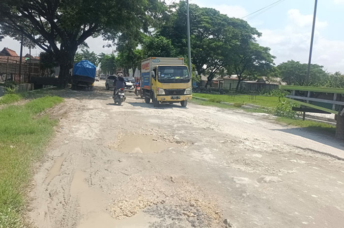 RUSAK: Kondisi jalan yang ada di Jalan Tuko-Kropak memiliki kondisi yang rusak dan berlubang.