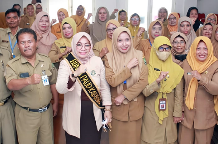 BERSAMA: Bunda PAUD Kabupaten Blora Ibu Hj. Ainia Sholichah (barisan depan dua dari kiri) saat foto bersama jajaran bidang PAUD Dinas Pendidikan Kabupaten Blora.