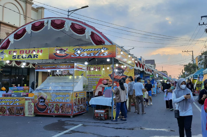 TRADISI TAHUNAN: Pengunjung dandangan menikmati kuliner sepanjang Jalan Sunan Kudus saat tradisi dandangan tahun lalu.