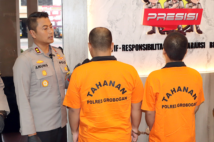 MINTA KETERANGAN: Kapolres Grobogan AKBP Dedy Anung Kurniawan meminta keterangan dua tersangka pengedar gaja, kemarin.