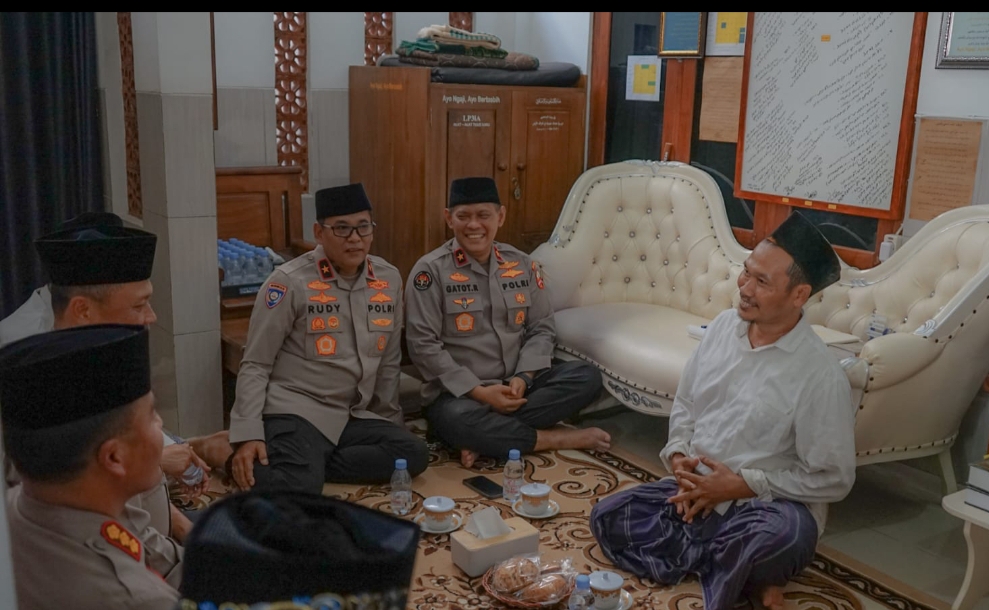 SILATURAHMI: KH Bahaudin Nur Salim (Gus Baha) menerima silaturahmi Tim Ops NCS Polri di kediamannya pada Rabu (21/2).