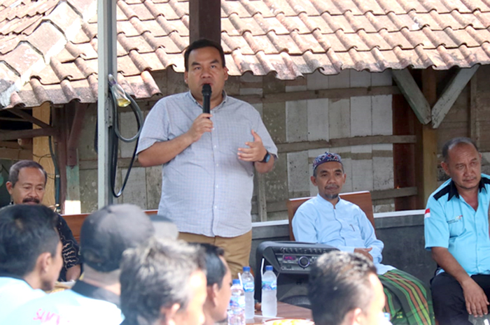 SEMANGAT: Bupati Blora Arief Rohman saat menghadiri acara tasyakuran di paguyuban sopir angkot Samin Trans.