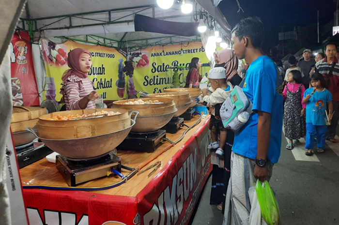 NGALAP BERKAH: Pedagang ikut memeriahkan tradisi dandangan tahun lalu. Tahun ini akan dilaksanakan tambahan gelar budaya.