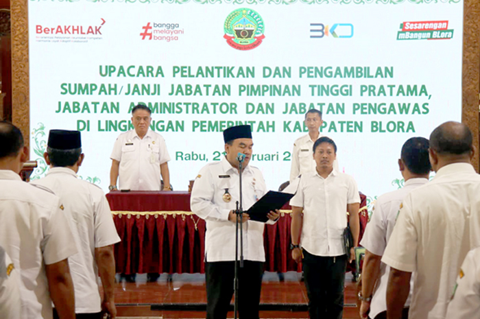 SIAP: Bupati Blora Arief Rohman saat melantik pejabat Eselon II di lingkungan pemerintah Kabupaten Blora.