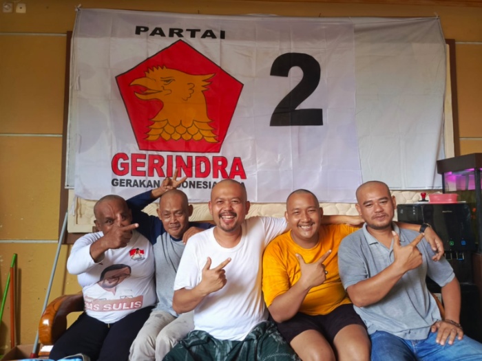 RASA SYUKUR: Kader Partai Gerindra Kudus menggelar aksi potong gundul atas raihan kursi Pileg dan Kemenangan Prabowo Gibran.