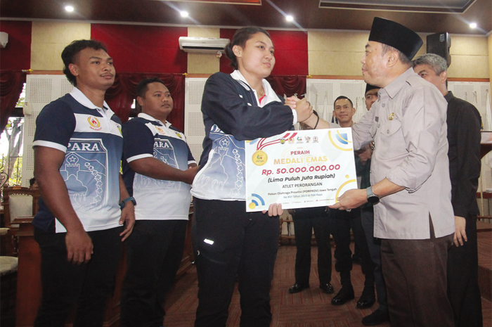MENANTI: PJ Bupati Edy menyerahkan bonus atlet Porprov Jateng 2023 secara simbolis akhir tahun lalu.