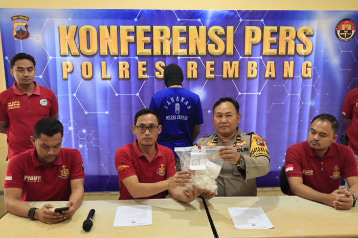 TUNJUKAN BARANG BUKTI: Kasat Narkoba Polres Rembang, Iptu Dwi Agus Istiyono didampingi Kasubsi PIDM Sihumas Polres Rembang Ipda Moh. Ansori menunjukan barang bukti penyalahgunaan narkotika jumat lalu.