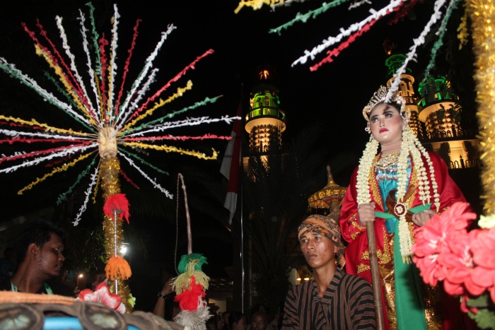 RAMAI: Pemeran Ratu Kalinyamat saat diarak keliling desa Kriyan, sebagai tanda peringatan sebelum memasuki bulan Ramadan.