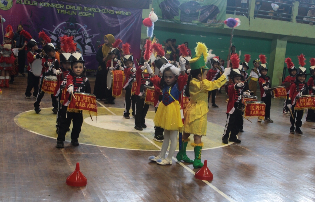 PERFORMANCE: Penampilan pasukan drumband TK Pertiwi 07.1 Kabupaten Kudus saat tampil di festival drumband se-Kabupaten Kudus, di GOR Bung Karno, Wergu Wetan, Kecamatan Kota.
