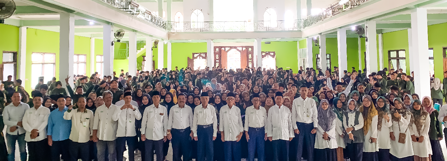 TERJUNKAN: Rektor Unisnu Jepara Dr. H. Sa&rsquo;dullah Assa&rsquo;idi, M. Ag melakukan penarikan mahasiswa KKN angkatan XVI Tahun 2024.