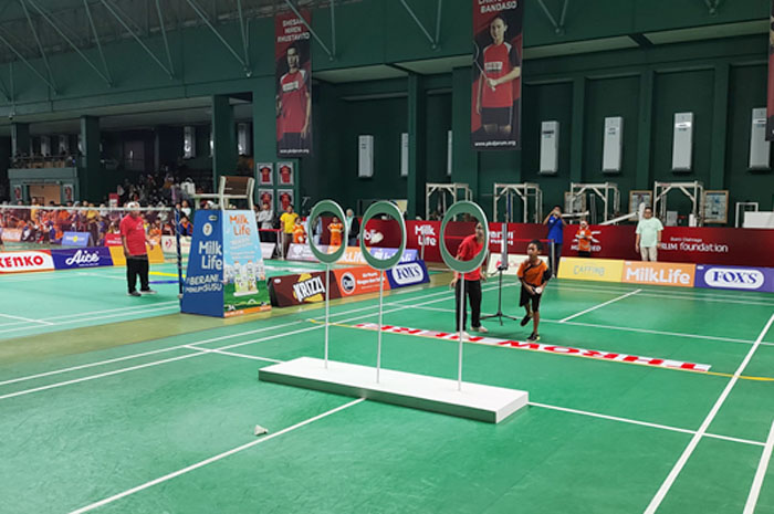 RIANG GEMBIRA: Seorang siswa sedang menyelesaikan rintangan yang dilombakan di Festival SenengMinton, Senin (26/2).