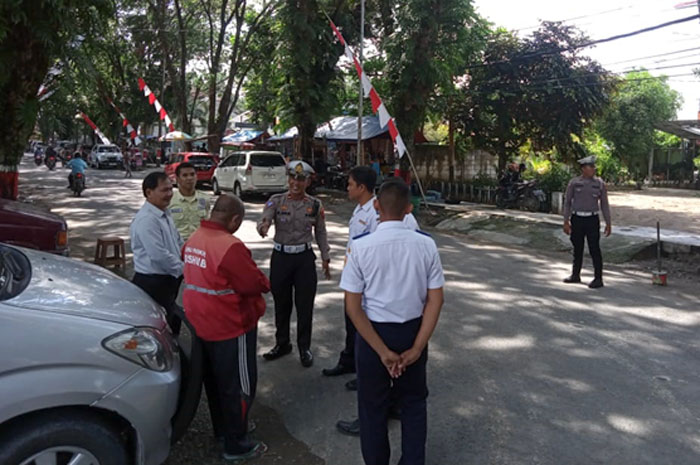 DITEGUR: Petugas gabungan Dishub dan Satlantas Polres Grobogan saat melakukan penertiban kendaraan dan jukir di Jalan P Tendean, Kota Purwodadi.