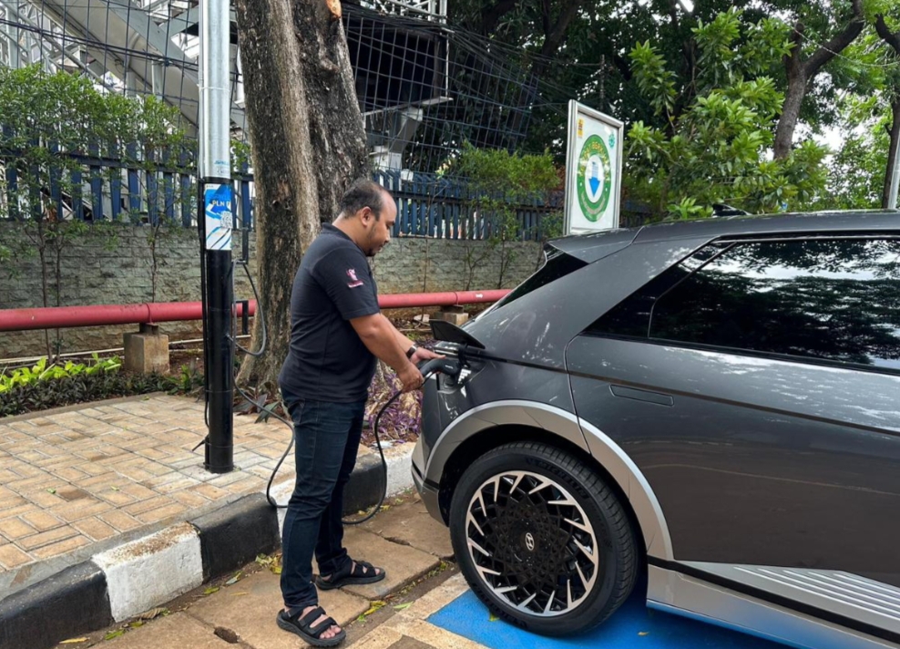 INOVASI: Penggunaan SPKLU PLN EYE tipe pole mounted charging inovasi dengan memanfaatkan tiang listrik, di kantor PLN di jalan KS Tubun, Jakarta Barat baru-baru ini.