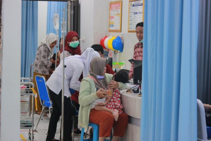 DARURAT: Petugas mengecek infus salah satu pasien yang dirawat di sebuah rumah sakit swasta di Kabupaten Jepara.