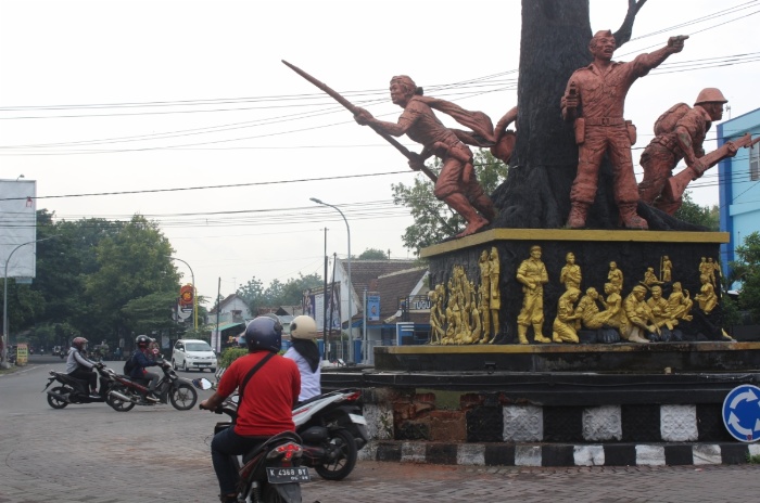 JEBOL: Tembok tugu Pancasila Blora di Jalan Pemuda bolong.