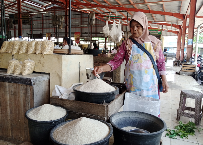 PRIHATIN: Seorang penjual beras di Pasar Sidomakmur Blora menunggu pembeli.