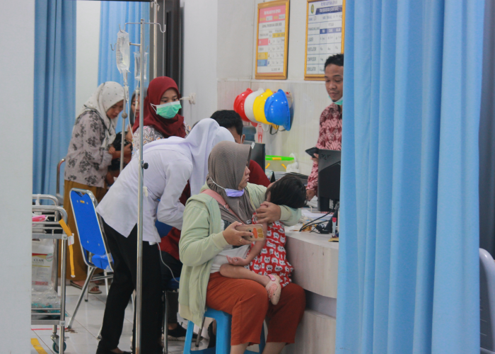 DARURAT: Petugas mengecek infus salah satu pasien yang dirawat di sebuah rumah sakit swasta di Kabupaten Jepara pada Rabu (28/2).