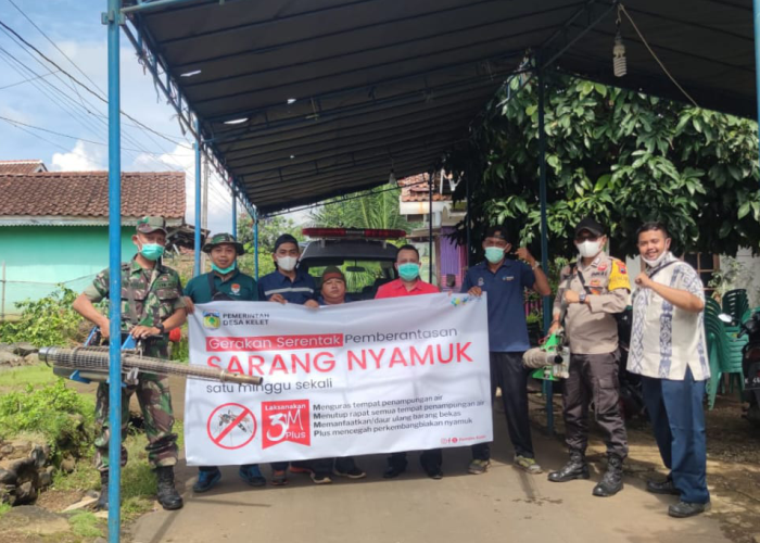 GENCARKAN: Bhabinkamtibmas dari jajaran Polres Jepara menggencarkan fogging bantu pemerintah atasi kasus&nbsp;Demam Berdarah Dengue&nbsp;(DBD).