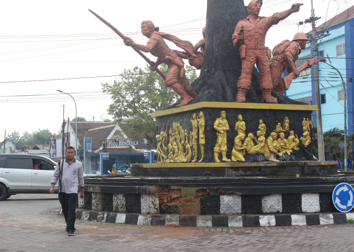 JEBOL: Tembok tugu Pancasila Blora di Jalan Pemuda jebol pada Selasa (27/2) malam.&nbsp;