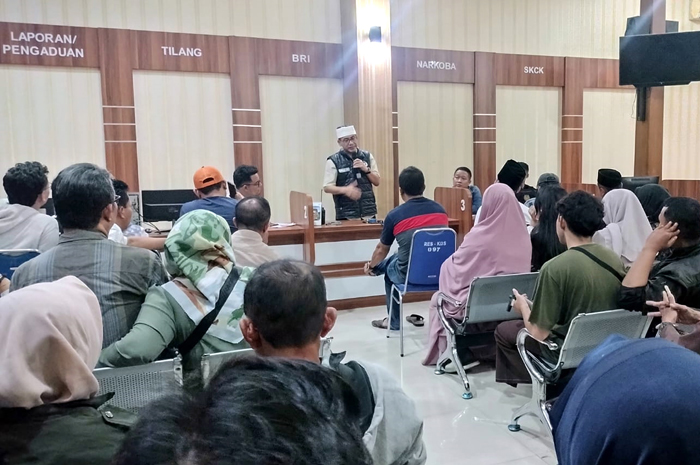 CARI SOLUSI: Para korban jamaah yang diduga uangnya digelapkan pemilik Biro Umrah dan Haji Goldy Mixalmina Zyuhal Laila Nova mendatangi Polsek Kota kemarin malam.