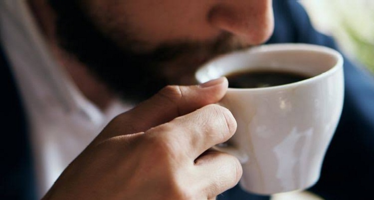 ILUSTRASI tips minum kopi yang aman bagi lambung.