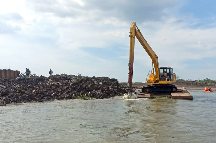 DIKERUK: Pihak BBWS Pemali Juwana mengeruk Sungai Juwana belum lama ini.