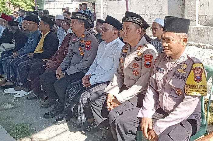 IKUT BERDUKA: Kapolsek Gubug AKP Sunarto ikut bertakziyah di rumah duka M Saeroni, di Desa Kunjeng, Kecamatan Gubug.