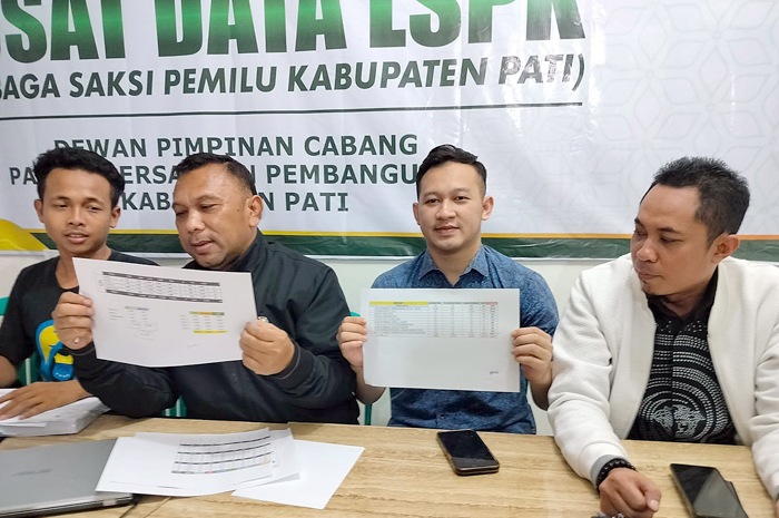 BERI: Jajaran anggota partai PPP membacakan data perolehan suara di tingkat kecamatan di Kantor PPP Pati, Senin (26/2).