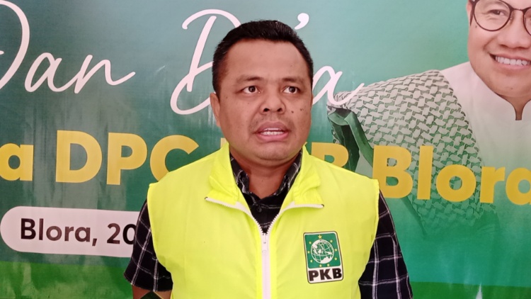SAMPAIKAN: Ketua Lembaga Pemenangan Pemilu (LPP ) PKB Blora, M Khamdun saat memberikan keterangan di depan awak media.
