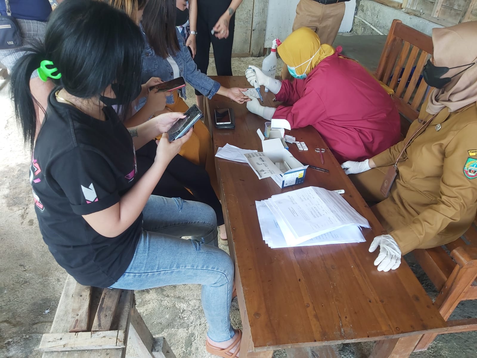 CEK KESEHATAN: Tim Dinkes Blora gelar pemeriksaan PSK untuk mendeteksi penyakit HIV di tempat lokalisasi baru-baru ini.