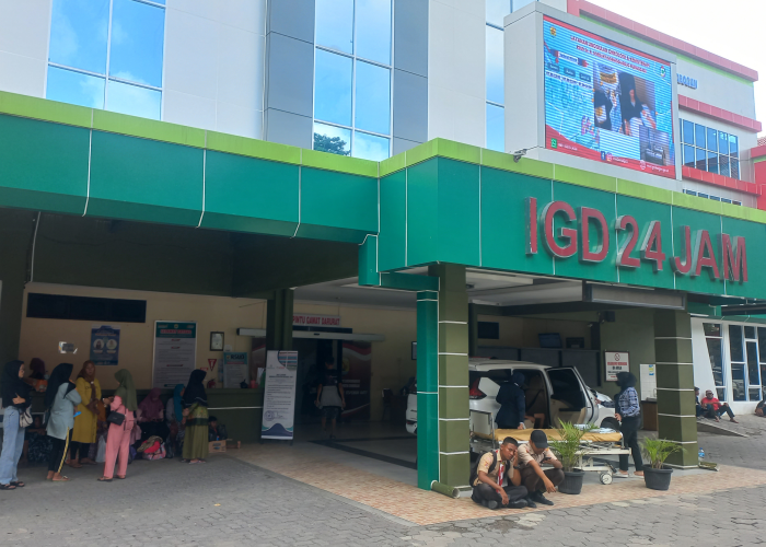 RAWAT: Keluarga pasien sedang mengantarkan anggota keluarga yang diduga terkena demam berdarah dengue (DBD) di RSUD Raden Soedjati Purwodadi pada Jumat (1/3).