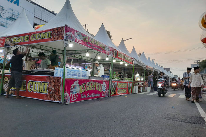DIBUKA HARI INI: Jajaran stan pedagang dandangan sudah diisi dagangan oleh para pedagang sejak kemarin sore.