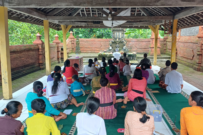 TENANG: Umat Hindu Desa Plajan, Kecamatan Pakis Aji, Jepara, saat sembahyang pada hari raya Galungan Rabu (28/2).
