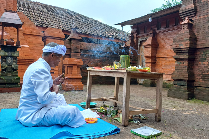 MECARU: Pemangku Pura Giri Tungka Desa Plajan, Kecamatan Pakis Aji, Jepara, saat ritual menetralisir roh-roh jahat, Rabu (28/2).