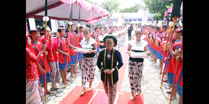 MERIAH: Arak-arakan prosesi boyong grobog dalam salah satu rangkaian Hari Jadi Grobogan tahun lalu.